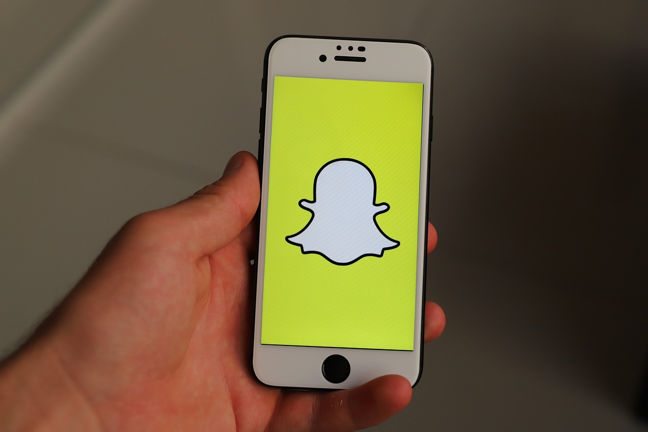 Snapchat está lançando seu próprio chatbot de IA alimentado pelo ChatGPT.